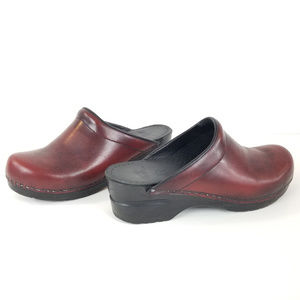 DANSKO BURGUNDY RED LEATHER CLOGS MULES Sz 39/8.5